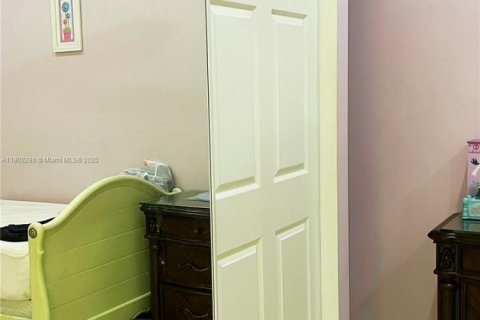 House in Miami, Florida 4 bedrooms, 213.58 sq.m. № 1965599 - photo 23