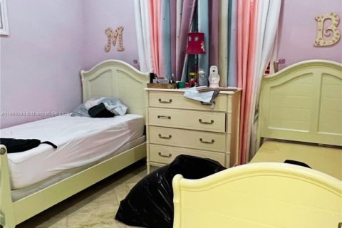 House in Miami, Florida 4 bedrooms, 213.58 sq.m. № 1965599 - photo 22