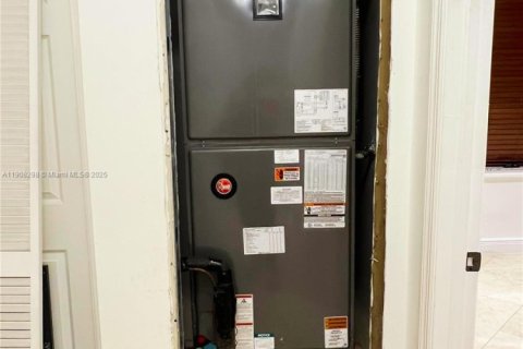 House in Miami, Florida 4 bedrooms, 213.58 sq.m. № 1965599 - photo 13