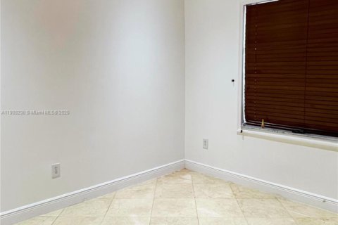 House in Miami, Florida 4 bedrooms, 213.58 sq.m. № 1965599 - photo 18