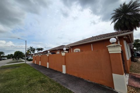 House in Miami, Florida 4 bedrooms, 213.58 sq.m. № 1965599 - photo 6