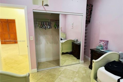House in Miami, Florida 4 bedrooms, 213.58 sq.m. № 1965599 - photo 24