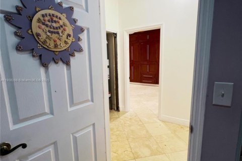 House in Miami, Florida 4 bedrooms, 213.58 sq.m. № 1965599 - photo 26