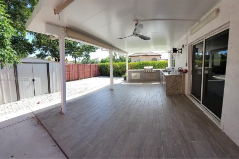 House in Homestead, Florida 3 bedrooms, 111.48 sq.m. № 1761823 - photo 22