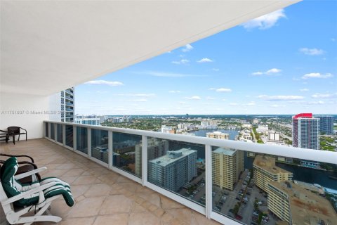 Condo in Hallandale Beach, Florida, 2 bedrooms  № 1664370 - photo 16