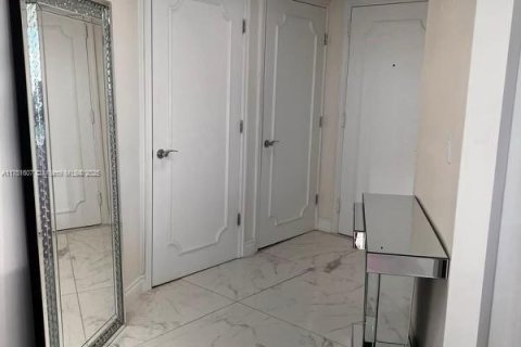 Condo in Hallandale Beach, Florida, 2 bedrooms  № 1664370 - photo 1