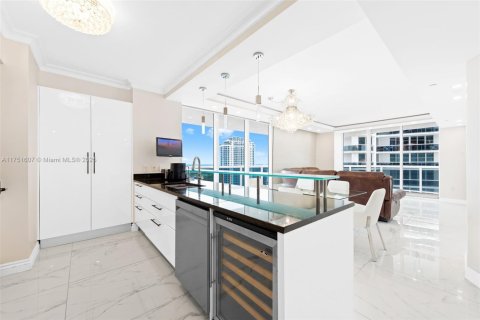 Condo in Hallandale Beach, Florida, 2 bedrooms  № 1664370 - photo 2