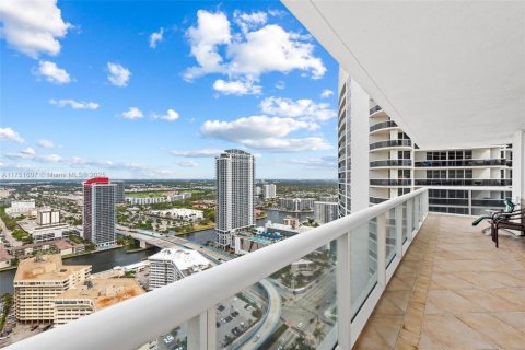 Condo in Hallandale Beach, Florida, 2 bedrooms  № 1664370 - photo 20