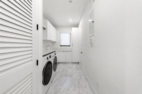 Casa en venta en Bal Harbour, Florida, 6 dormitorios, 582.22 m2 № 2002283 - foto 29