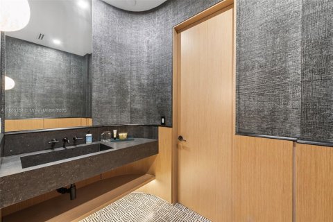 Casa en venta en Bal Harbour, Florida, 6 dormitorios, 582.22 m2 № 2002283 - foto 24