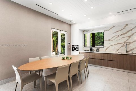 Casa en venta en Bal Harbour, Florida, 6 dormitorios, 582.22 m2 № 2002283 - foto 18