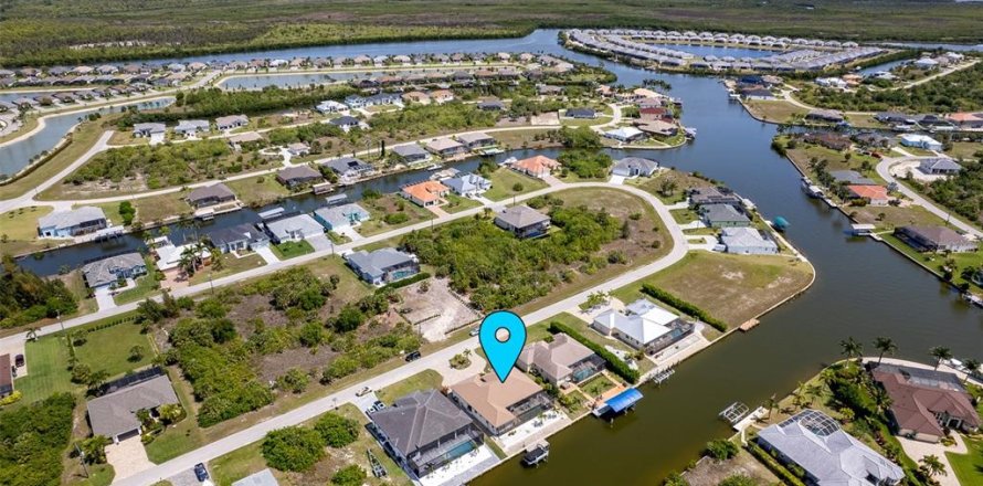 House in Port Charlotte, Florida 3 bedrooms, 208.94 sq.m. № 2213148