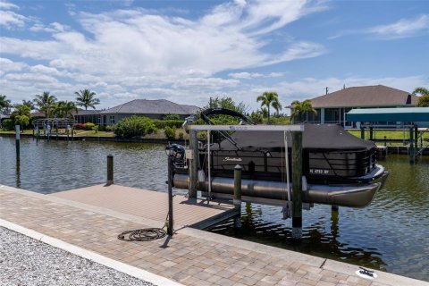House in Port Charlotte, Florida 3 bedrooms, 208.94 sq.m. № 2213148 - photo 6