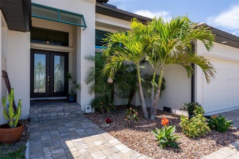 House in Port Charlotte, Florida 3 bedrooms, 208.94 sq.m. № 2213148 - photo 9