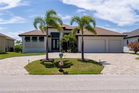 House in Port Charlotte, Florida 3 bedrooms, 208.94 sq.m. № 2213148 - photo 2
