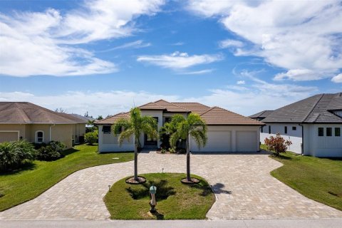 House in Port Charlotte, Florida 3 bedrooms, 208.94 sq.m. № 2213148 - photo 8
