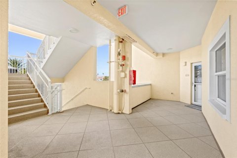 Снять в аренду кондоминиум в Мадейра - Бич, Флорида 7 комнат, 169.55м2, № 1873053 - фото 20