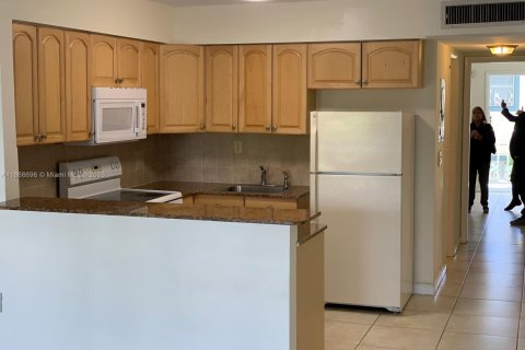 Condo in Bay Harbor Islands, Florida, 1 bedroom № 1980357 - photo 3