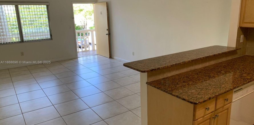 Condo in Bay Harbor Islands, Florida, 1 bedroom № 1980357