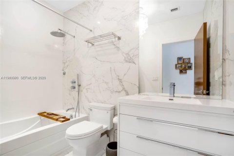 Casa en alquiler en Miami Beach, Florida, 4 dormitorios, 237.92 m2 № 2026541 - foto 25