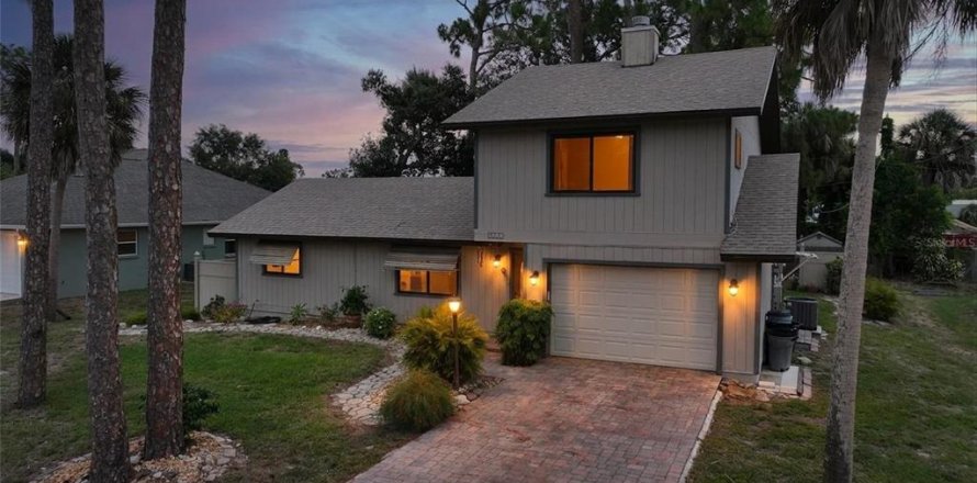 House in Venice, Florida 2 bedrooms, 137.87 sq.m. № 2218032