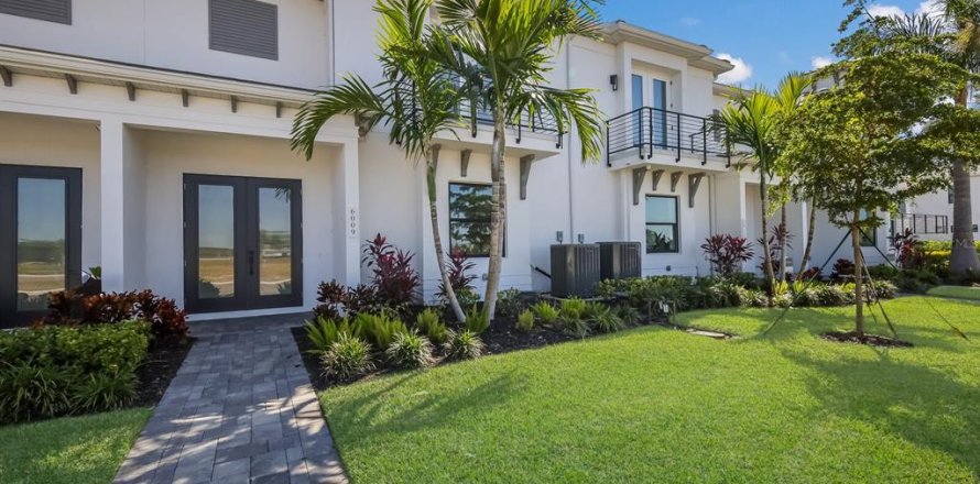 Townhouse in Bradenton, Florida 2 bedrooms, 273.23 sq.m. № 2120904