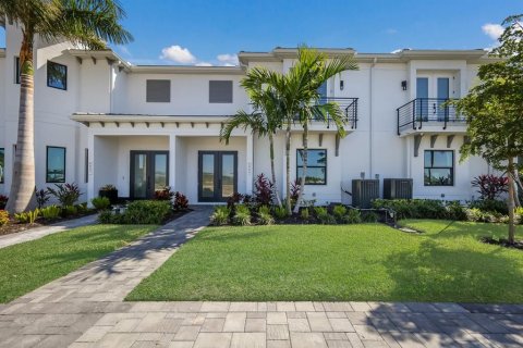 Townhouse in Bradenton, Florida 2 bedrooms, 273.23 sq.m. № 2120904 - photo 2