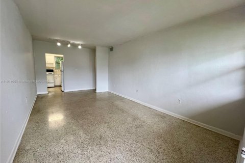 Снять в аренду квартиру в Майами, Флорида 2 спальни, 74.32м2, № 1973832 - фото 2