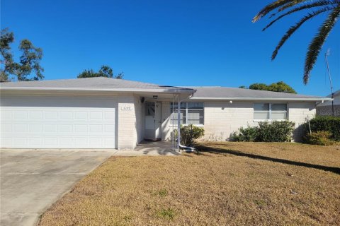 House in Holiday, Florida 2 bedrooms, 107.4 sq.m. № 1591237 - photo 1