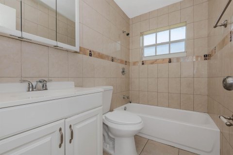 Appartement à louer à Coral Springs, Floride: 2 chambres, 790.32 m2 № 2251365 - photo 13