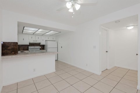 Appartement à louer à Coral Springs, Floride: 2 chambres, 790.32 m2 № 2251365 - photo 10