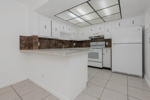 Appartement à louer à Coral Springs, Floride: 2 chambres, 790.32 m2 № 2251365 - photo 6