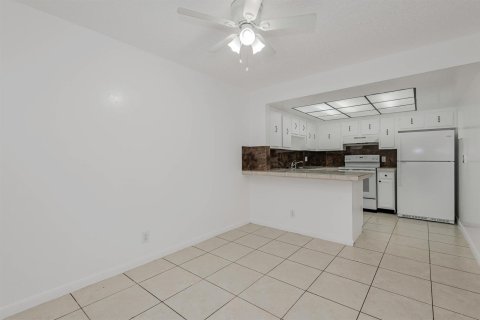 Appartement à louer à Coral Springs, Floride: 2 chambres, 790.32 m2 № 2251365 - photo 9