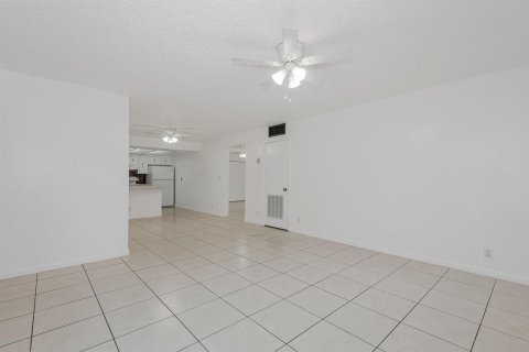 Appartement à louer à Coral Springs, Floride: 2 chambres, 790.32 m2 № 2251365 - photo 8