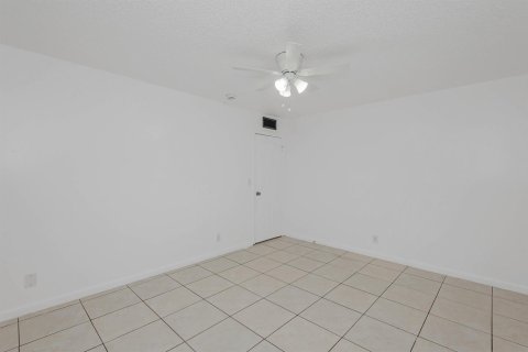 Appartement à louer à Coral Springs, Floride: 2 chambres, 790.32 m2 № 2251365 - photo 11