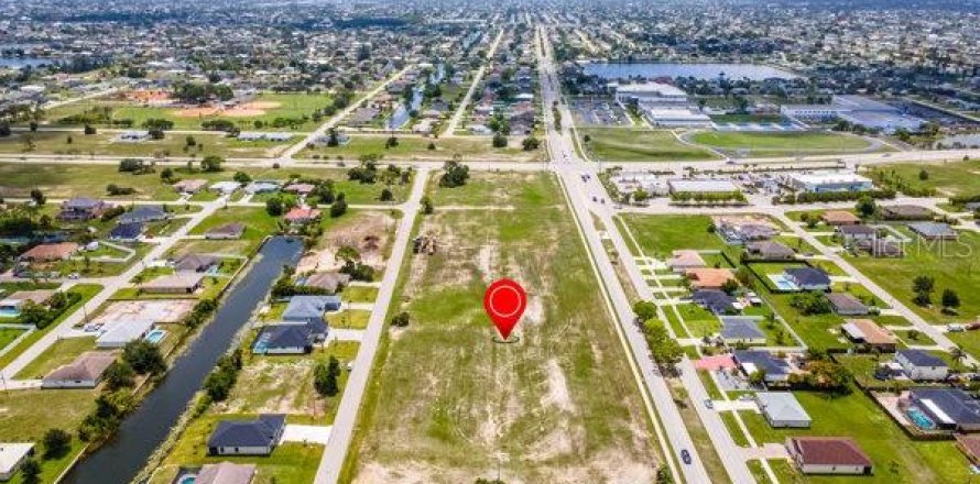 Commercial property in Cape Coral, Florida № 1793734