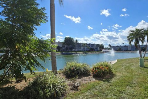 Condo in Lake Worth, Florida, 1 bedroom  № 1953325 - photo 1
