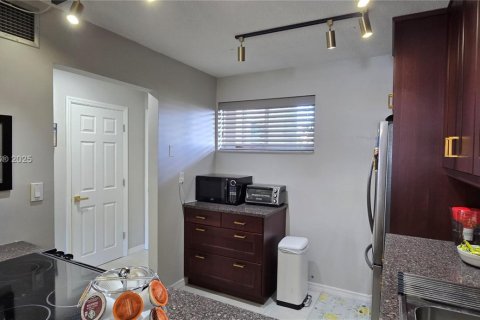 Condo in Lake Worth, Florida, 1 bedroom  № 1953325 - photo 5