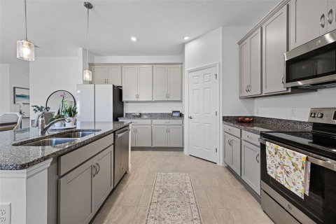 House in Sorrento, Florida 4 bedrooms, 225.66 sq.m. № 1874076 - photo 8
