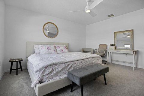 House in Sorrento, Florida 4 bedrooms, 225.66 sq.m. № 1874076 - photo 11