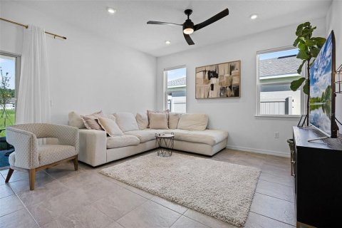 House in Sorrento, Florida 4 bedrooms, 225.66 sq.m. № 1874076 - photo 4