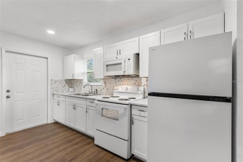 House in Sebring, Florida 2 bedrooms, 66.89 sq.m. № 2394266 - photo 5
