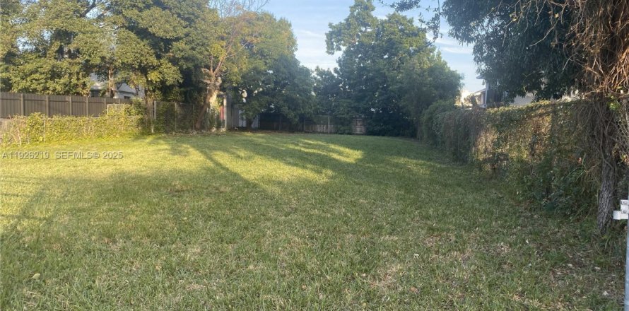 Land in Miami, Florida № 2076923