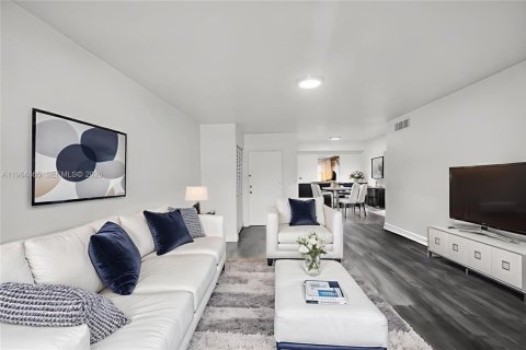 Купить кондоминиум в Майами, Флорида 2 спальни, 69.68м2, № 2025927 - фото 12