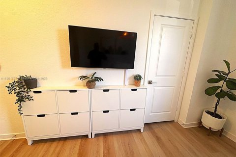 Снять в аренду таунхаус в Флорида-Сити, Флорида 2 спальни, 112.23м2, № 1955180 - фото 13