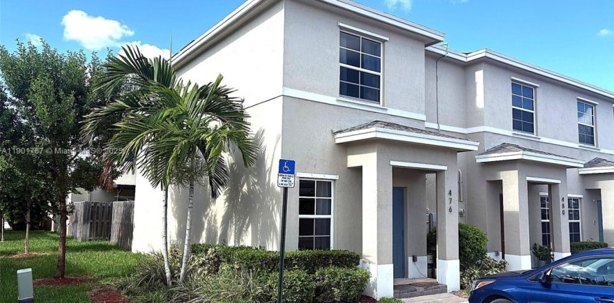 Таунхаус в Флорида-Сити, Флорида 2 спальни, 112.23м2 № 1955180