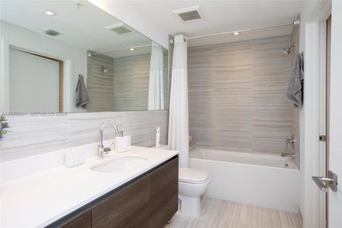Condo in Coral Gables, Florida, 2 bedrooms № 2032359 - photo 14