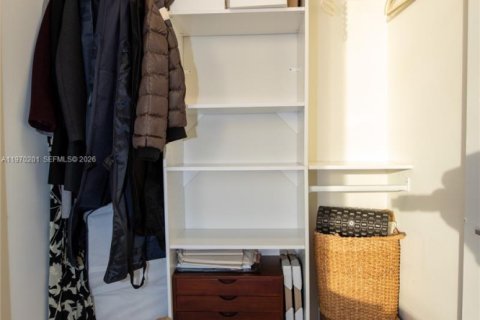 Condo in Coral Gables, Florida, 2 bedrooms № 2032359 - photo 17