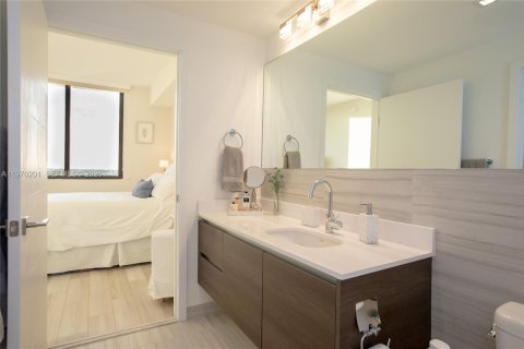 Condo in Coral Gables, Florida, 2 bedrooms № 2032359 - photo 16