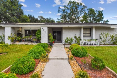 House in Plant City, Florida 3 bedrooms, 179.67 sq.m. № 1885815 - photo 1